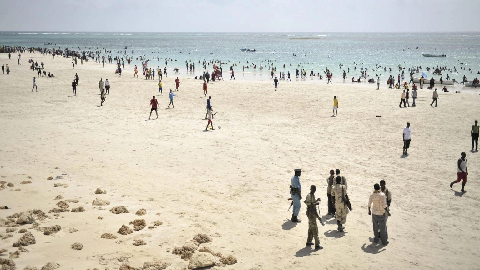 Polizia, 32 civili uccisi in attacco in spiaggia a Mogadiscio