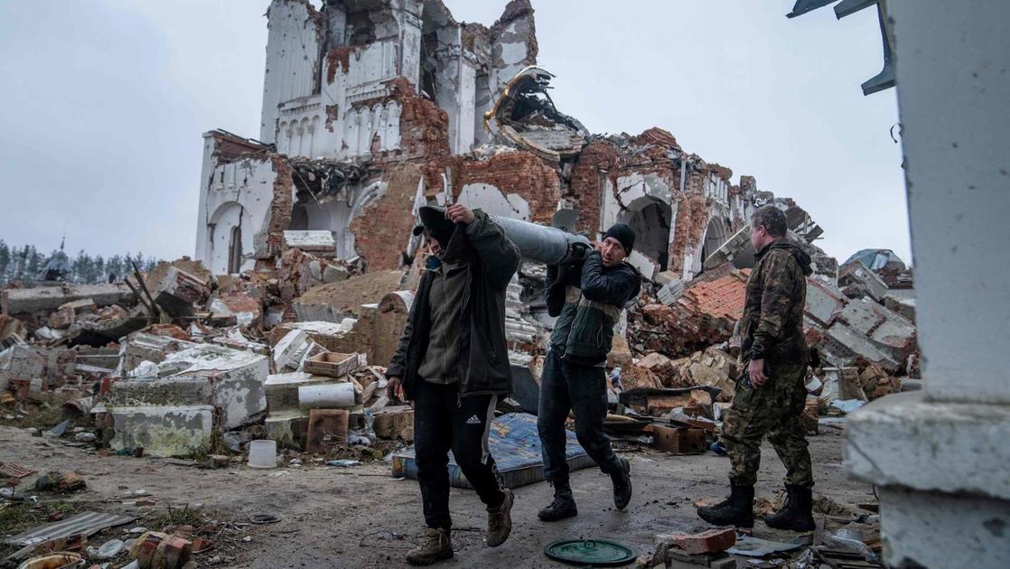 Ucraina, la diplomazia dei pugni sul tavolo. “Kiev distrutta, ha dovuto cedere”