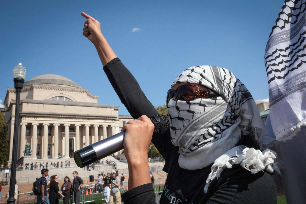 Una manifestante pro Palestina nel campus della Columbia University (Afp)