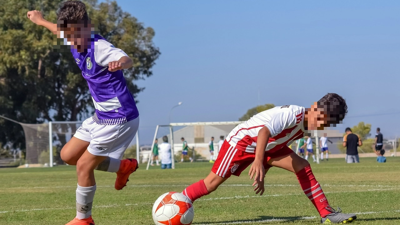 Accoltella un 13enne per un pallone da calcio