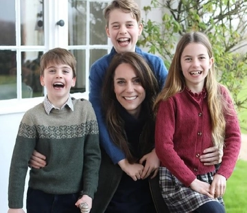 Kate Middleton, prima foto ufficiale insieme ai figli dopo l’operazione: “Grazie per il sostegno”