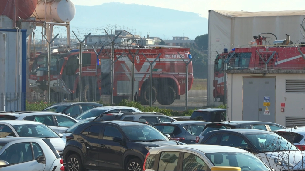 I vigili del fuoco nello scalo di Ciampino dove è scoppiato un piccolo incendio