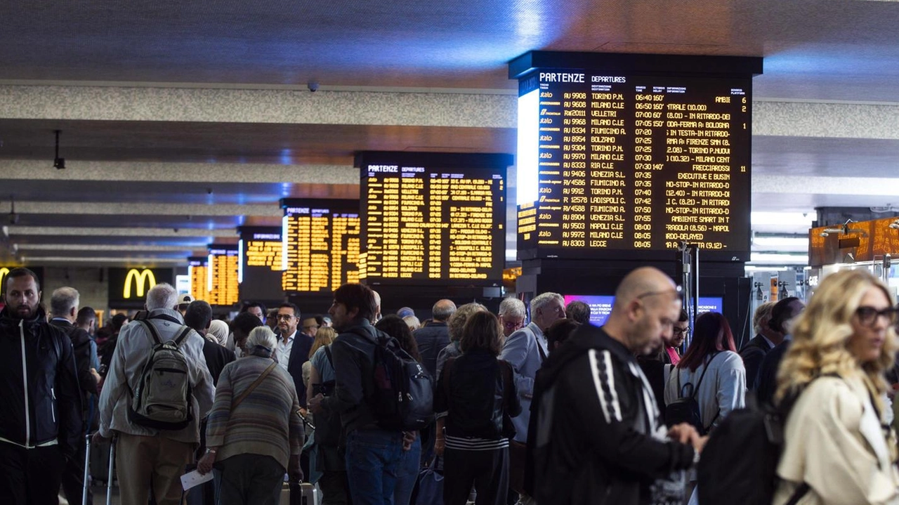 I passeggeri fermi a Roma Termini, mercoledì mattina, in attesa dello sblocco dei convogli