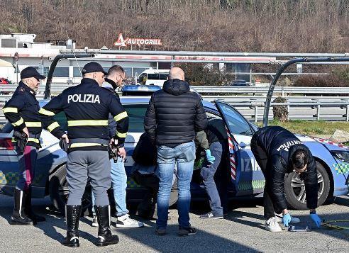 Terrore all’autogrill. Poliziotti presi a martellate. Un agente spara all’assalitore