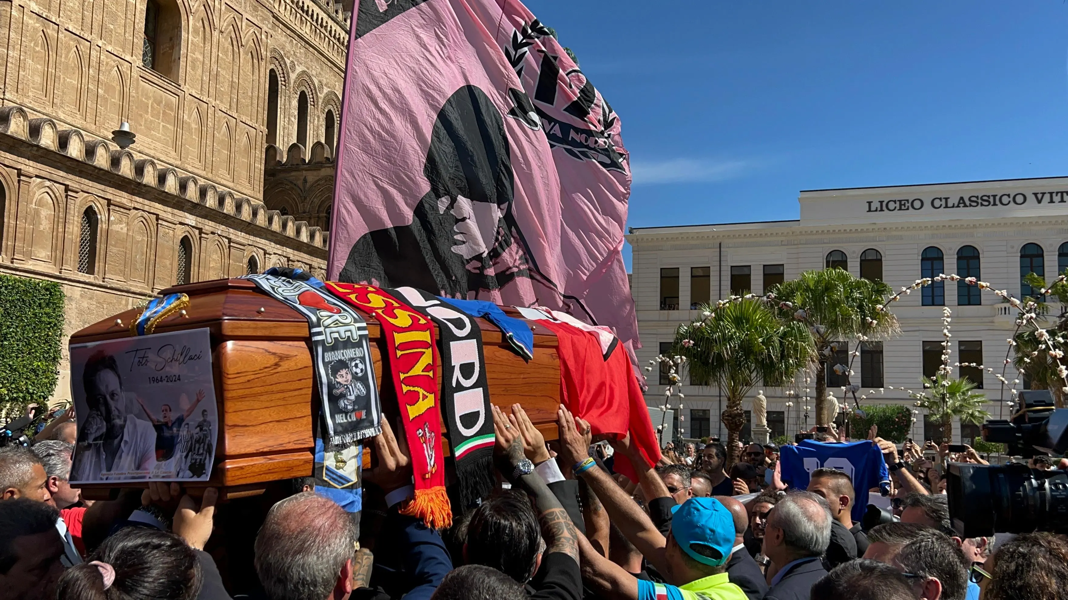 Funerali di Totò Schillaci, applauso infinito a Palermo. L’omelia: “Sei in squadra in paradiso”