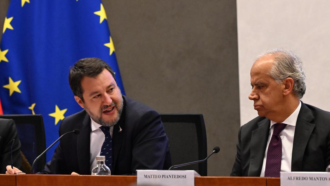 Matteo Salvini e il Viminale nel cuore: “Ne parlerò con Giorgia”. Ma Fazzolari: “Rimpasto? Non è all’ordine del giorno”