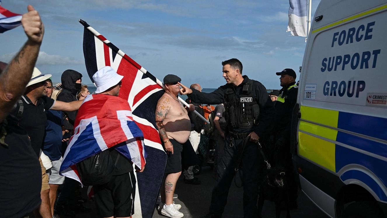 Proteste anti-immigrati. Gran Bretagna blindata, l’appello di Scotland Yard:: "Tenete a casa i vostri figli"