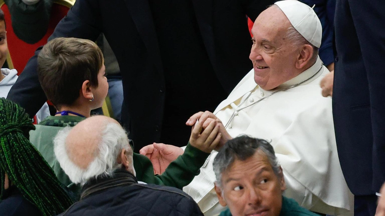 Il Papa esorta le scuole a combattere il bullismo per promuovere un mondo più giusto e fraterno.