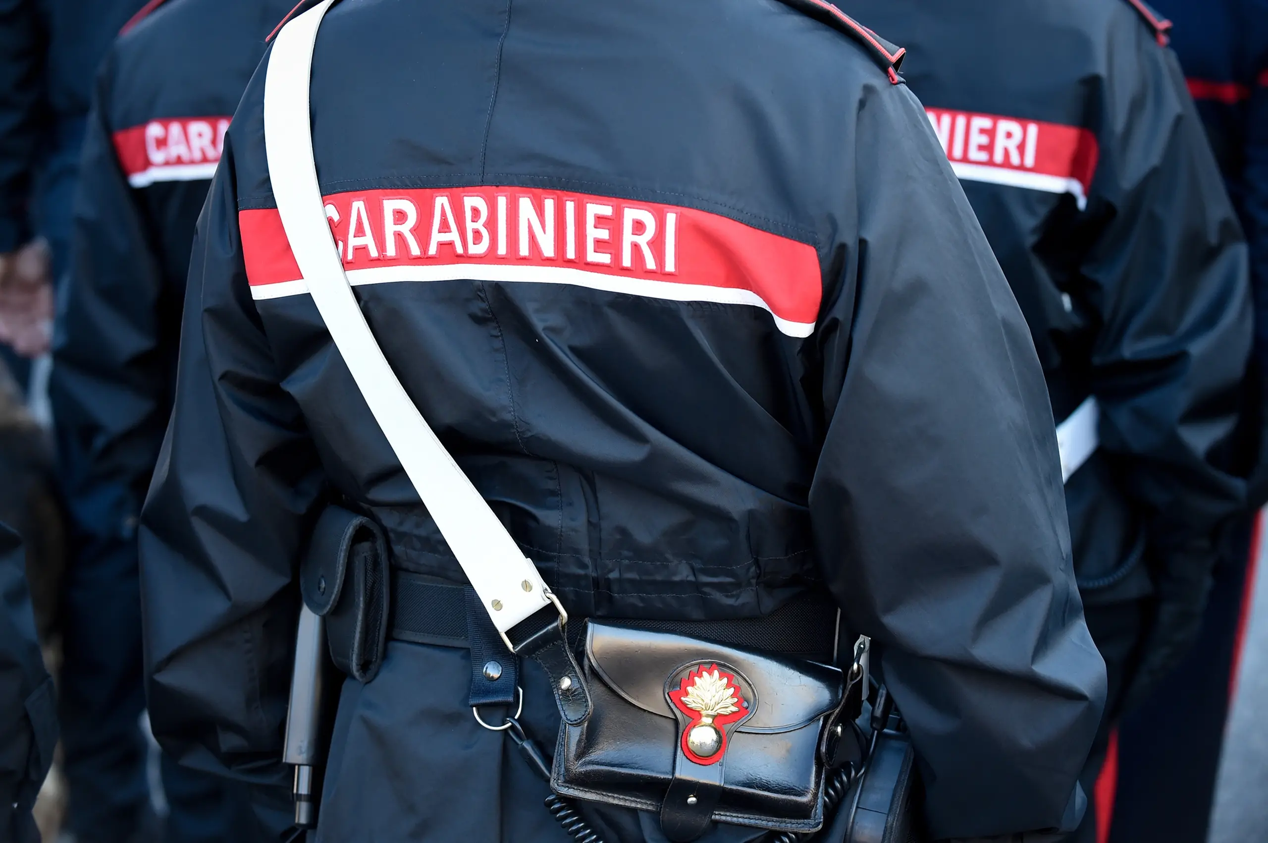 Tentano di accoltellare un carabiniere a Roma: due ladri d’auto provano a colpirlo durante una perquisizione