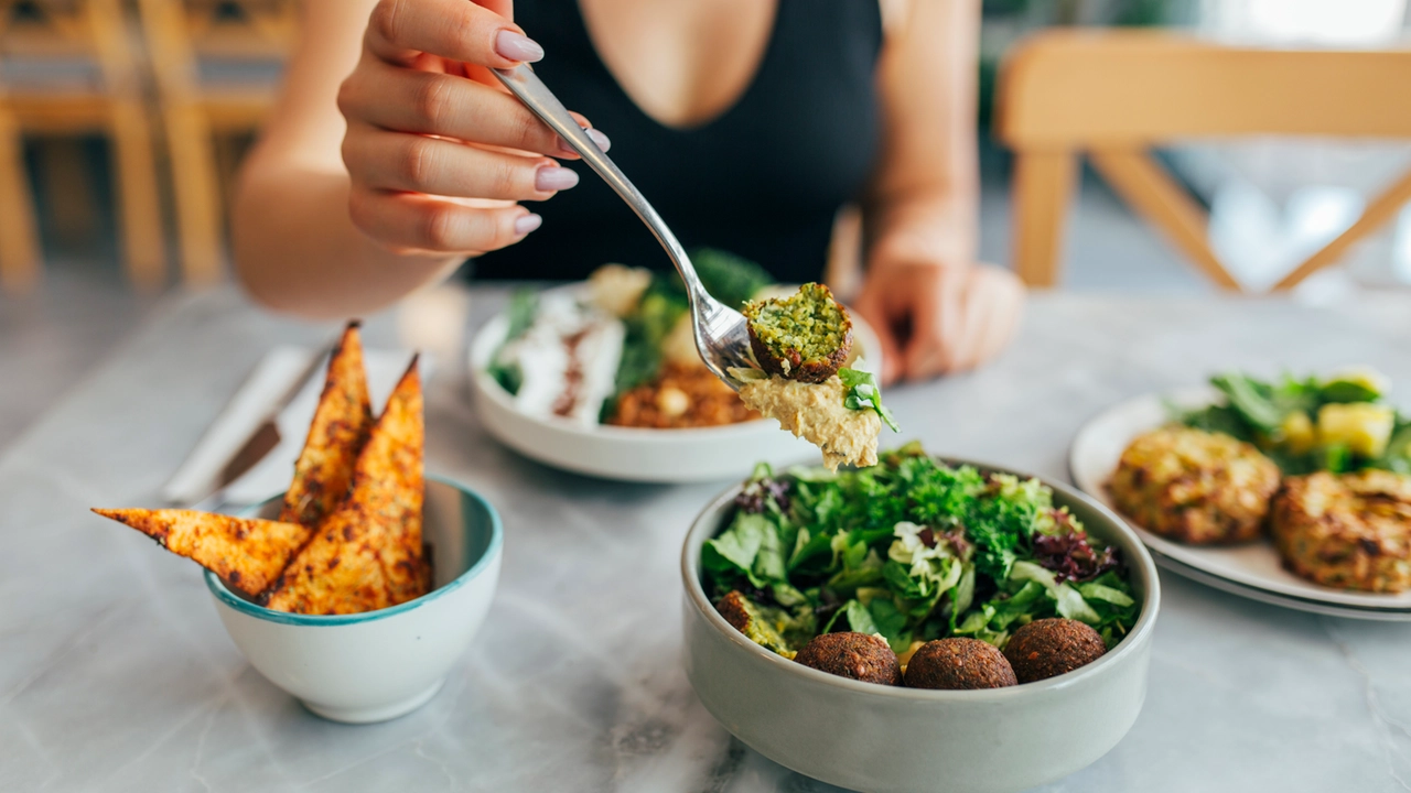 Una tavola con piatti vegetariani (foto iStock)