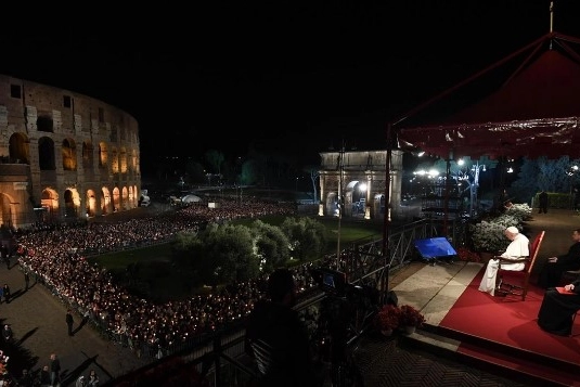 Papa Francesco via Crucis al Colosseo