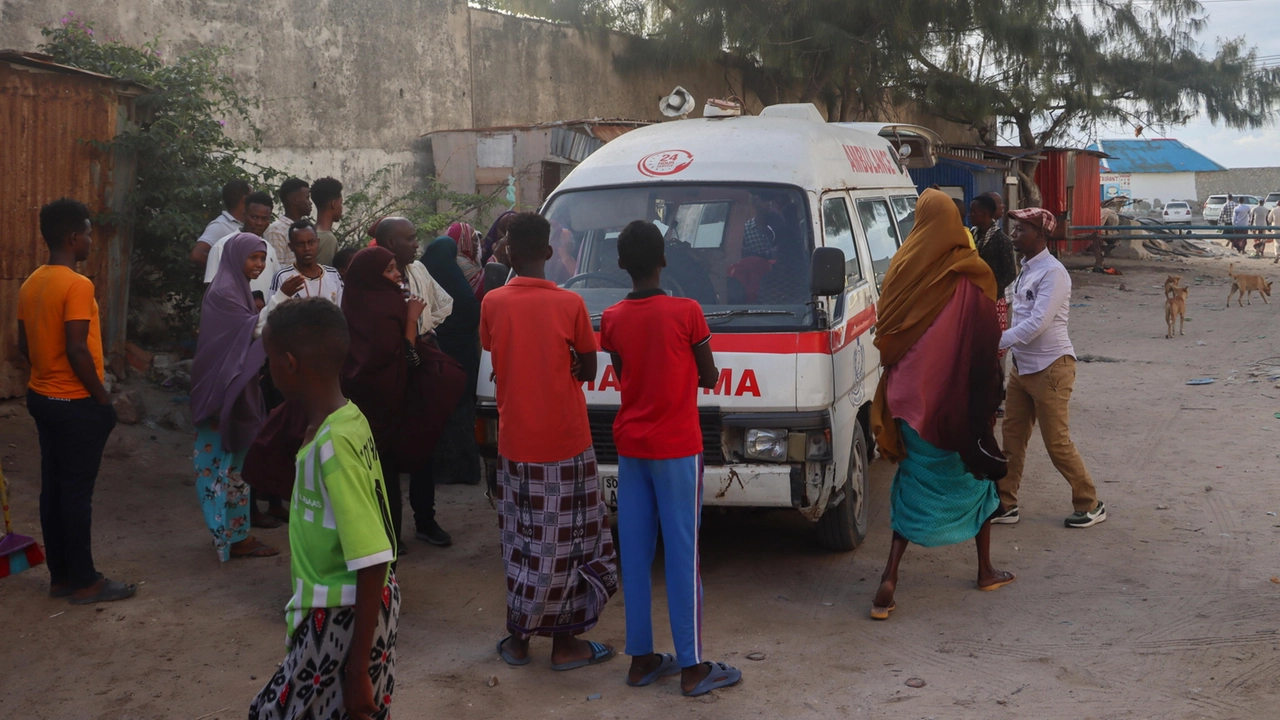 Attentato di Al-Shabaab a Mogadiscio: almeno 32 morti e 63 feriti (Ansa)