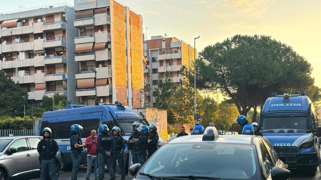 Tensione a Roma: sgombero al Forte Portuense con lancio di bottiglie