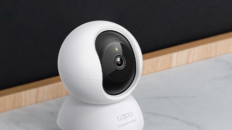 Sorveglianza completa a 360° con la videocamera da interni Tapo C220 in offerta su Amazon