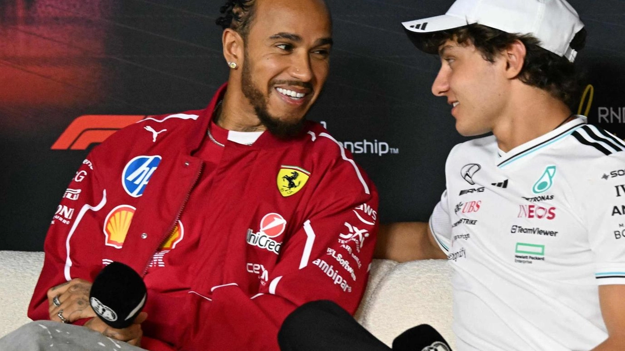 Lewis Hamilton, 40 anni e sette mondiali vinti, con Andrea Kimi Antonelli (18) che ne ha preso il posto alla Mercedes