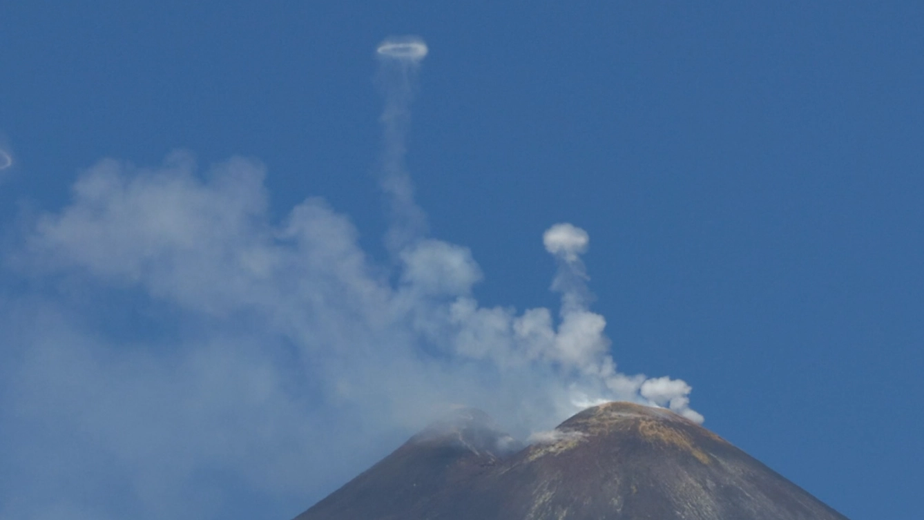L'Etna mentre erutta gli anelli 'di fumo' (Local Team)