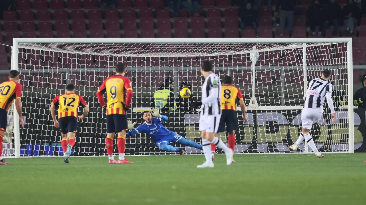 Lucca segna su rigore, contestato dal Lecce, portando l'Udinese alla vittoria. La squadra friulana si conferma decima.