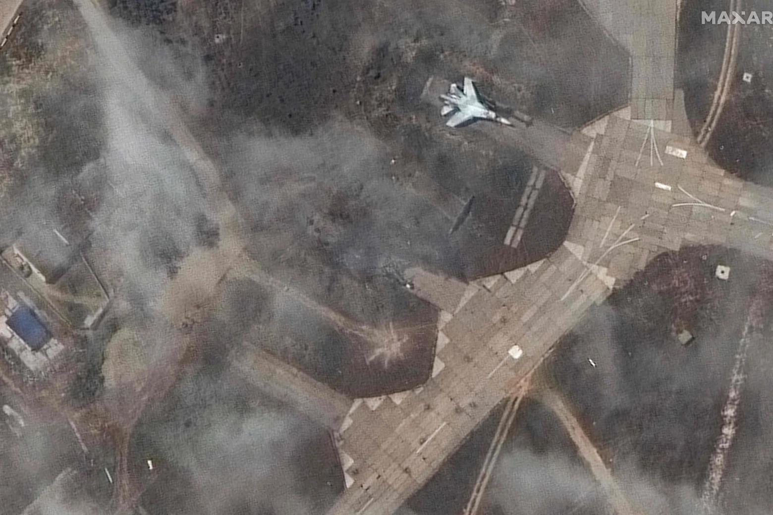 L'immagine satellitare della base aerea di Belbek. Nella foto si notano i jet distrutti dall'attacco ucraino.