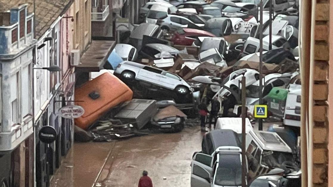 Cumuli di auto bloccano la via, la foto simbolo dell’alluvione in Spagna