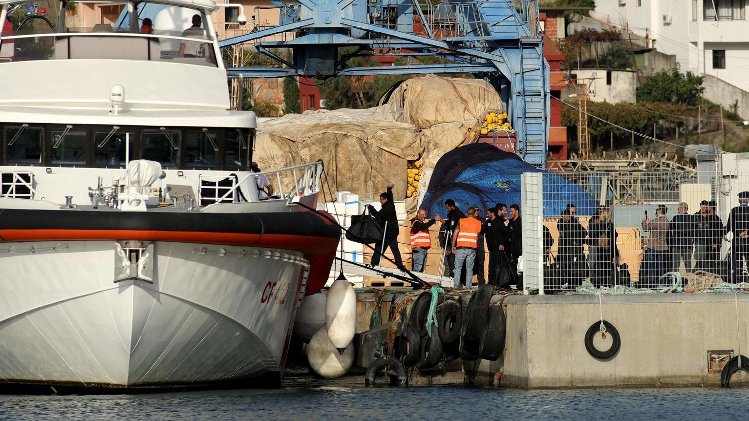 Migranti, Meloni fa muro: "Difendiamo il modello Albania". Mattarella firma il decreto