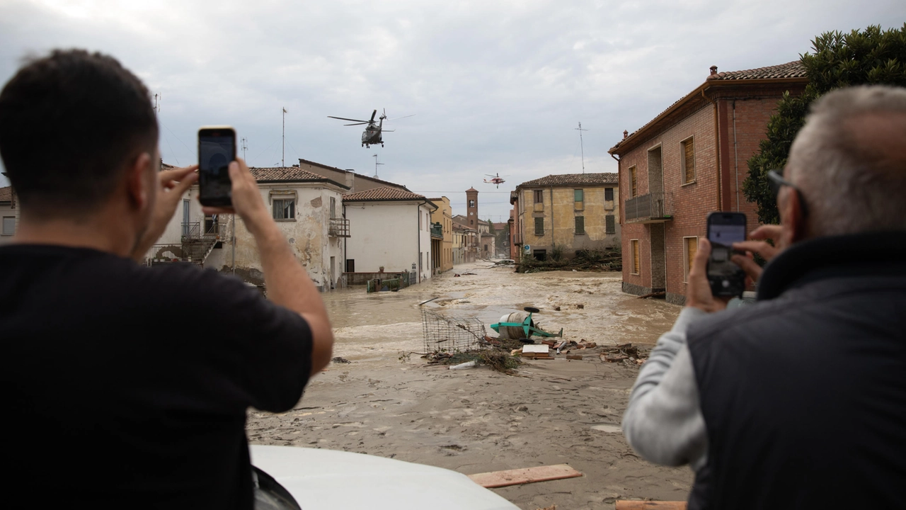 Evacuazioni con elicottero a Traversara di Bagnacavallo dove è esondato il Lamone