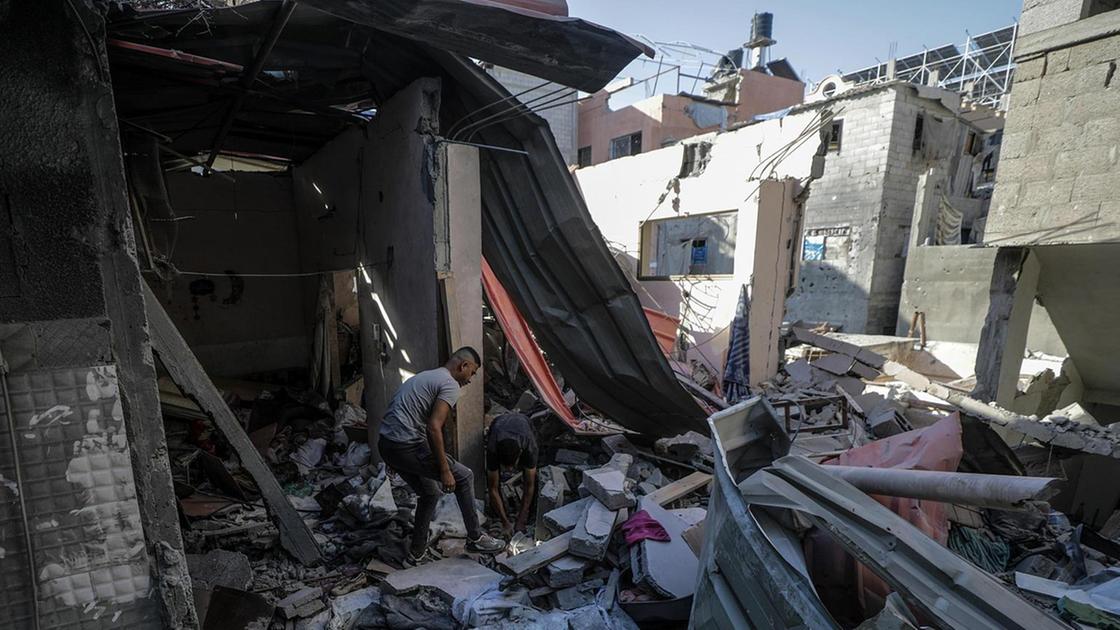 Gaza, media: 13 morti negli ultimi raid d