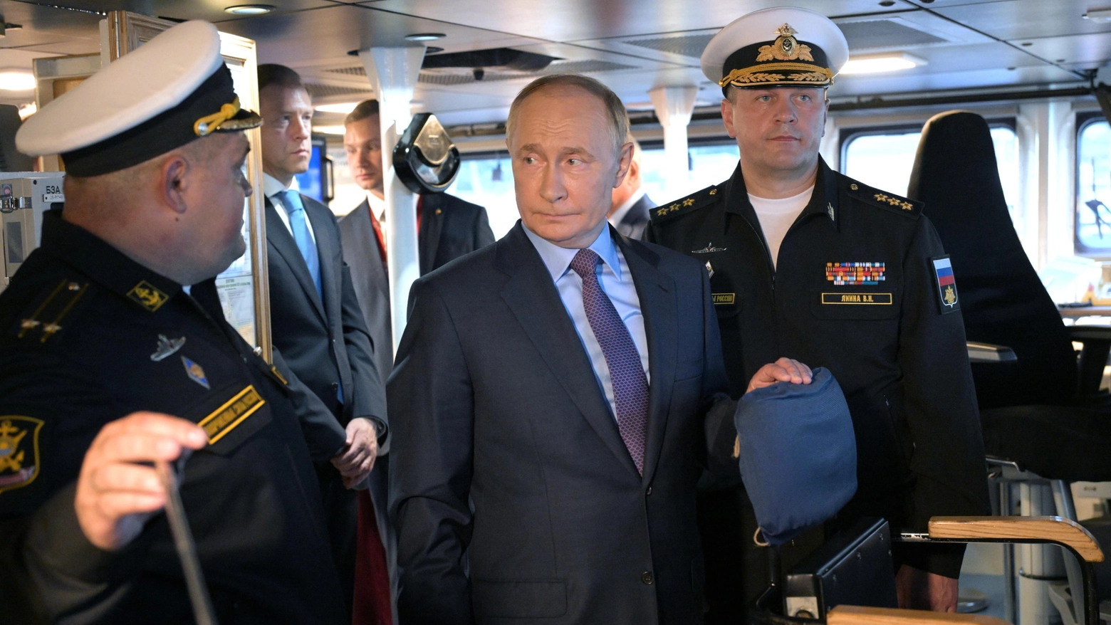 Il presidente russo Vladimir Putin, con il comandante della flotta russa del Pacifico, l'ammiraglio Viktor Liina, visita la corvetta Rezky nella base navale di Vladivostok lo scorso 4 settembre (foto Ansa)