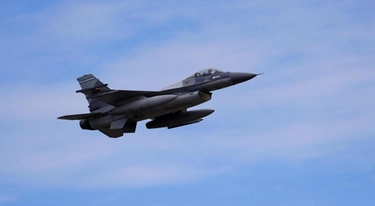 Ucraina, “prima missione con gli F-16”. Arrivati sei caccia dai Paesi Bassi. Cremlino: “Li abbatteremo”