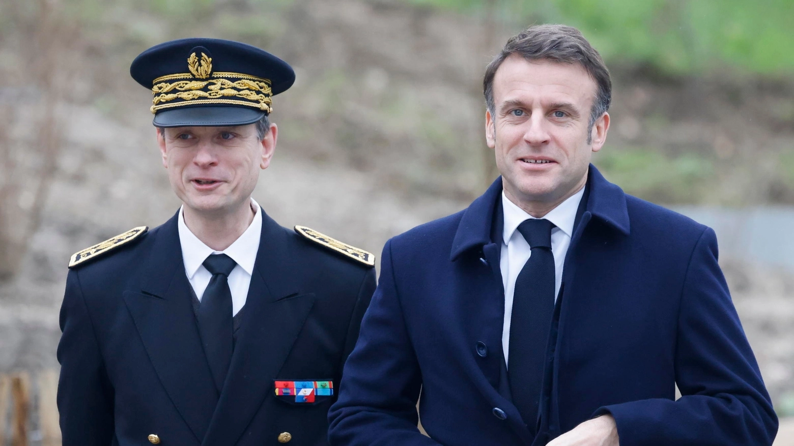 Il presidente francese Emmanuel Macron all'inaugurazione del villaggio olimpico (Ansa)