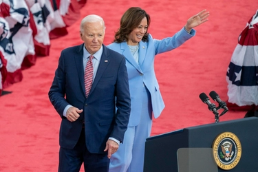 Ritiro Biden, oggi il discorso di Kamala Harris. E intanto è boom di donazioni. Dieci ore al telefono con 100 leader di partito
