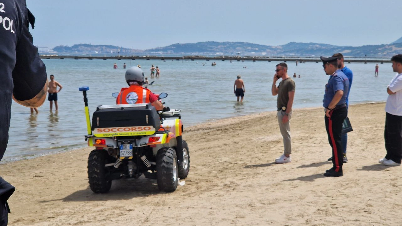I soccorsi in spiaggia a Falconara tra i bagnanti sgomenti