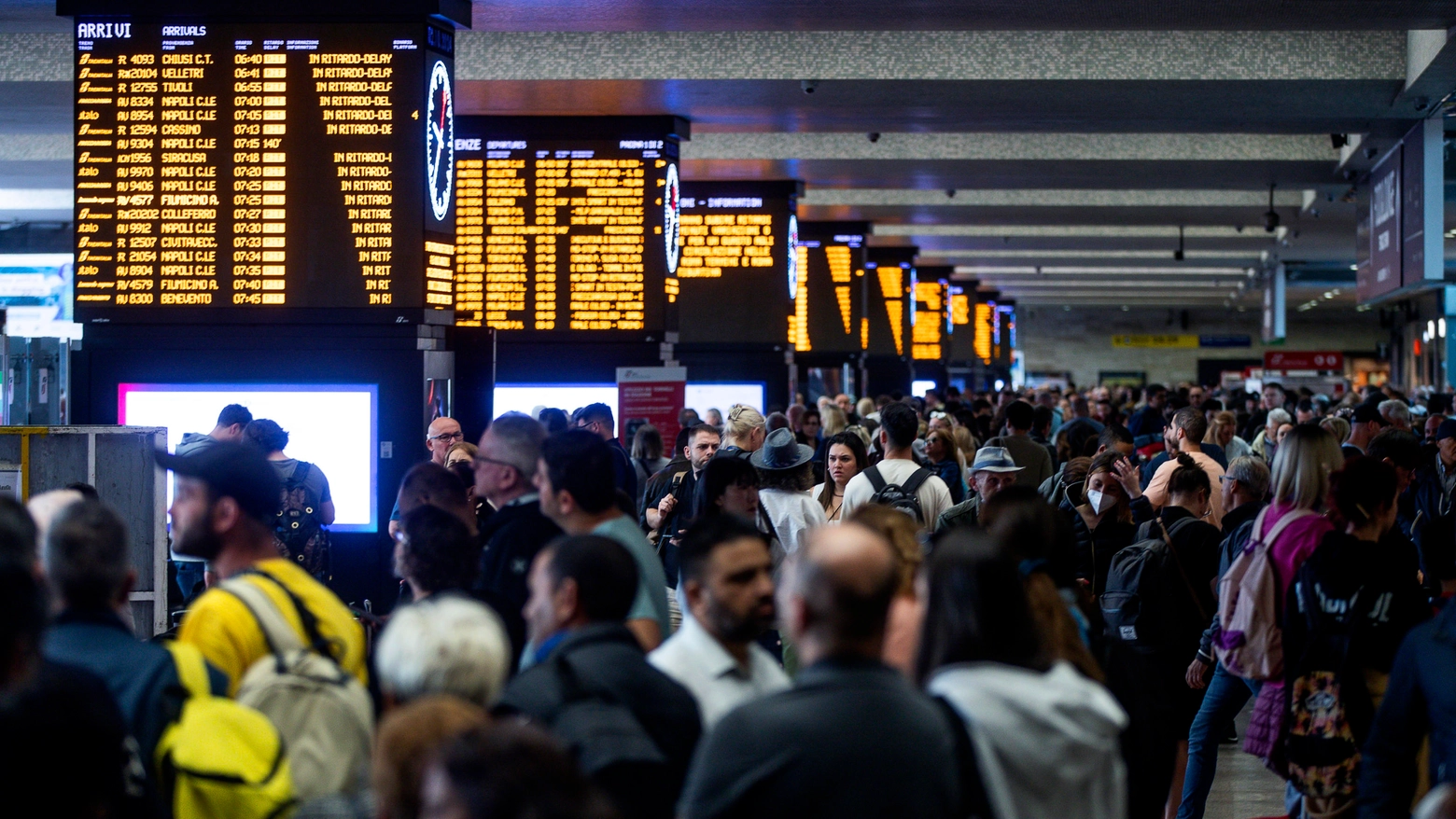 Caos alla Stazione Termini per un guasto alla linea ferroviaria con ritardi e cancellazioni di treni Alta Velocità, intercity e regionali (Ansa)