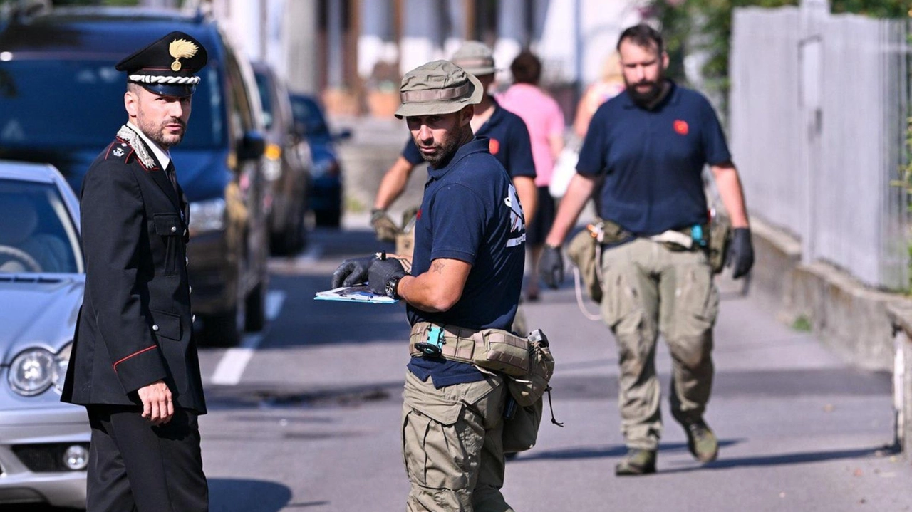 Metal detector in azione nelle strade di Terno chiuse alle auto