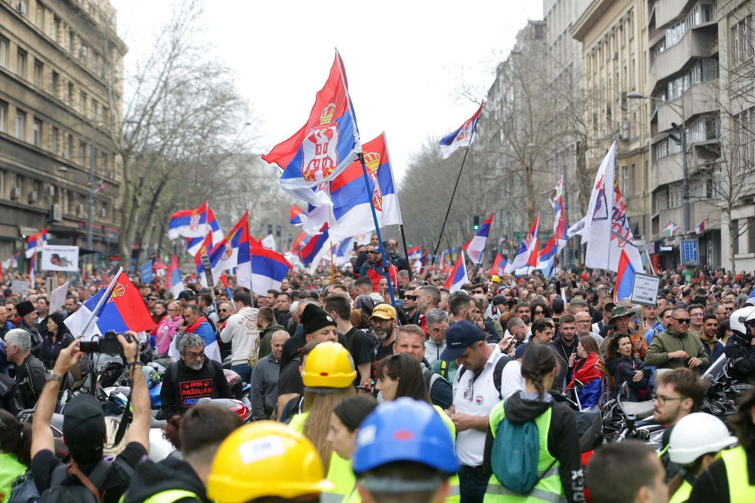 Manifestazione antigovernativa a Belgrado: studenti e cittadini contro Vucic