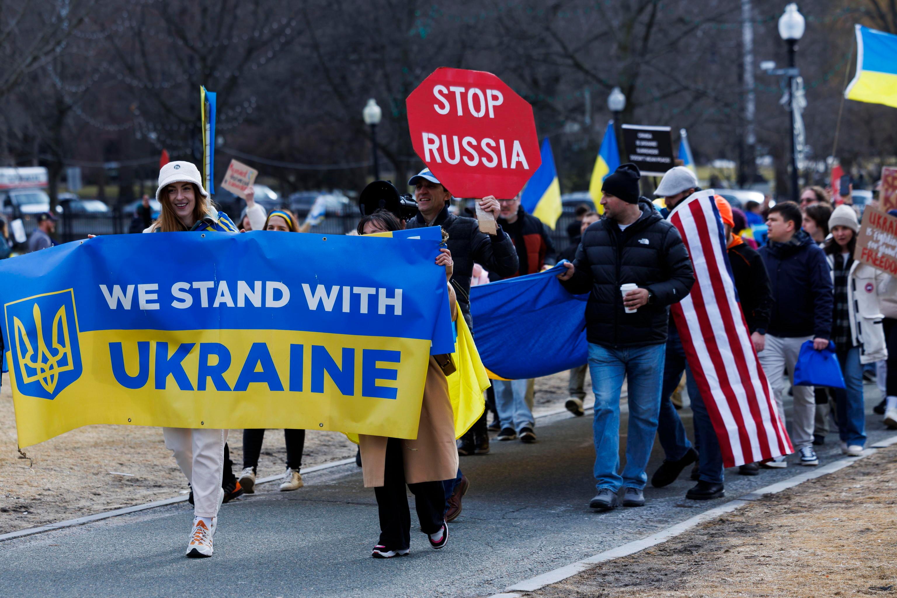 Proteste pro Ucraina negli Usa. Vance contestato in Vermont: "Traditore! Vai a sciare in Russia!