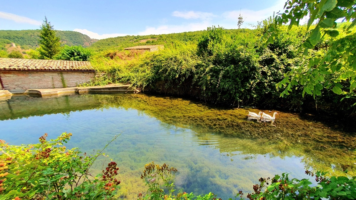 Un sentiero di 4 chilometri che costeggia il torrente Sant’Angelo tra cascate, mulini e una piscina particolare. E dove è possibile camminare a piedi nudi sui sassolini, grazie al percorso Kneipp messo a punto insieme ad esperti del settore