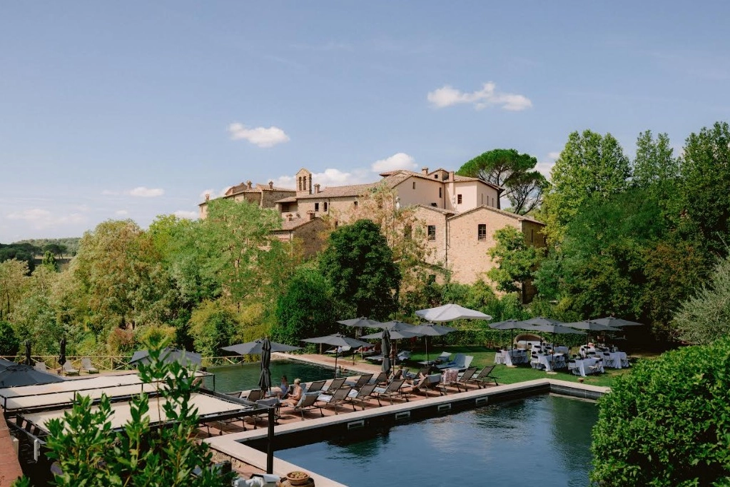 La piscina del Castel Monastero in Toscana