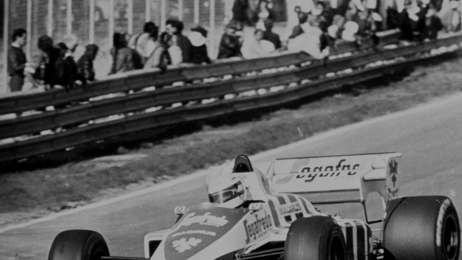 Ayrton Senna, escluso dalle qualifiche a Imola nel 1984, reagisce con determinazione e conquista tre vittorie consecutive dal 1988 al 1991, diventando un'icona della pista. Tragedia nel 1994 al Tamburello.