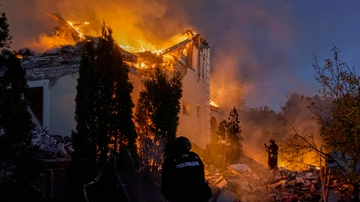 Ucraina, Blinken a Kiev: “Armi in arrivo”. Deraglia treno in Russia, “colpito da drone”. Raid aereo nel centro di Kharkiv: distrutto edificio residenziale