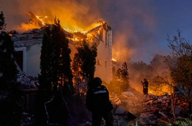 Ucraina, Blinken a Kiev: “Armi in arrivo”. Deraglia treno in Russia, “colpito da drone”. Raid aereo nel centro di Kharkiv: distrutto edificio residenziale