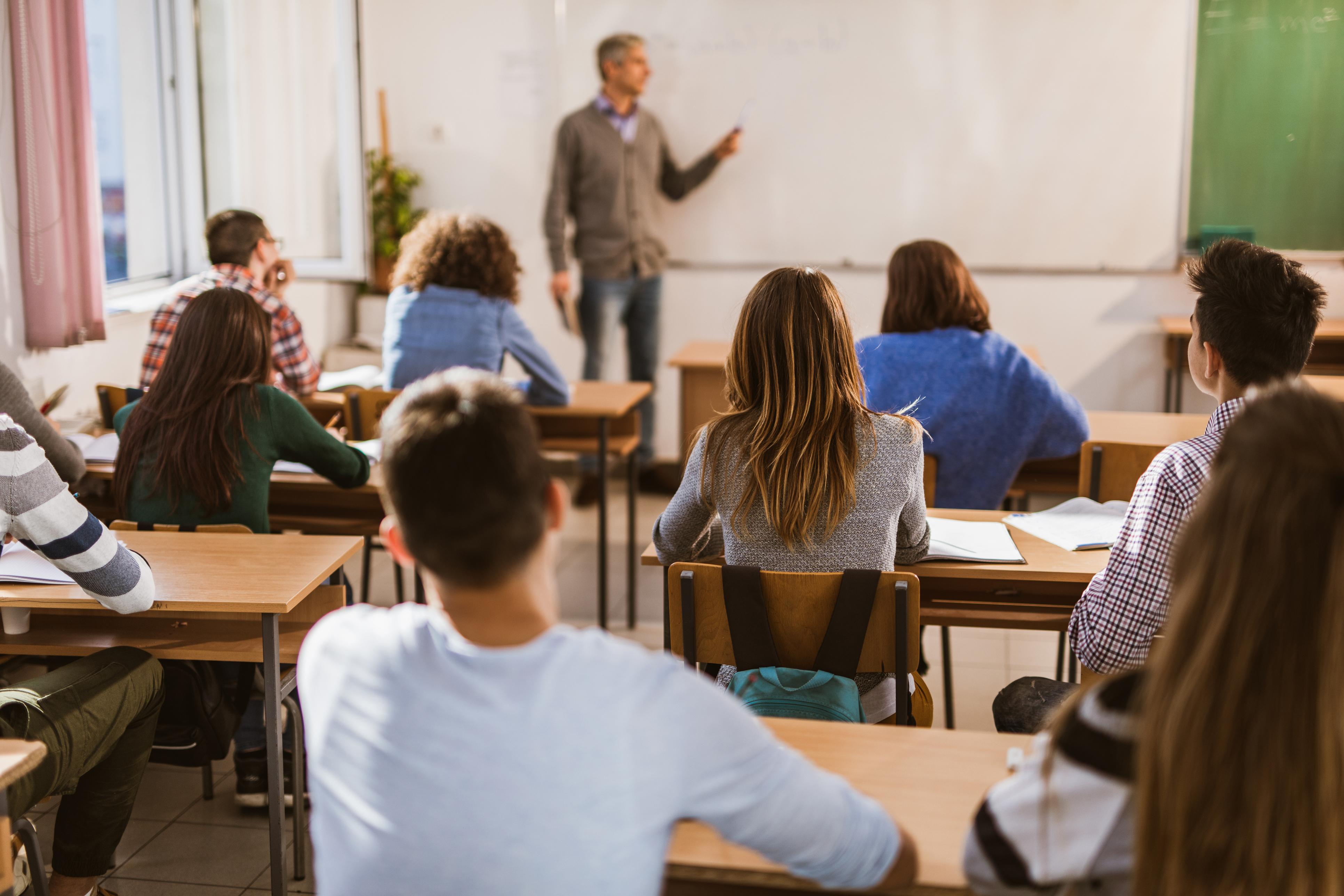 “Papà, vieni e spacca la faccia al prof”. E il genitore arriva a scuola e aggredisce il docente: follia nel Leccese