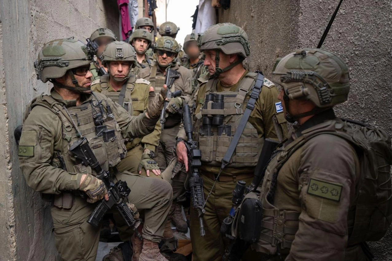 Soldati israeliani a Jabaliya in cerca dei membri di Hamas