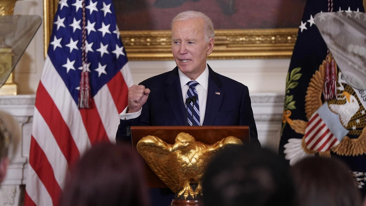 Biden sottolinea l'importanza di non dimenticare l'assalto al Capitol del 6 gennaio 2021, definendolo una minaccia per la democrazia.