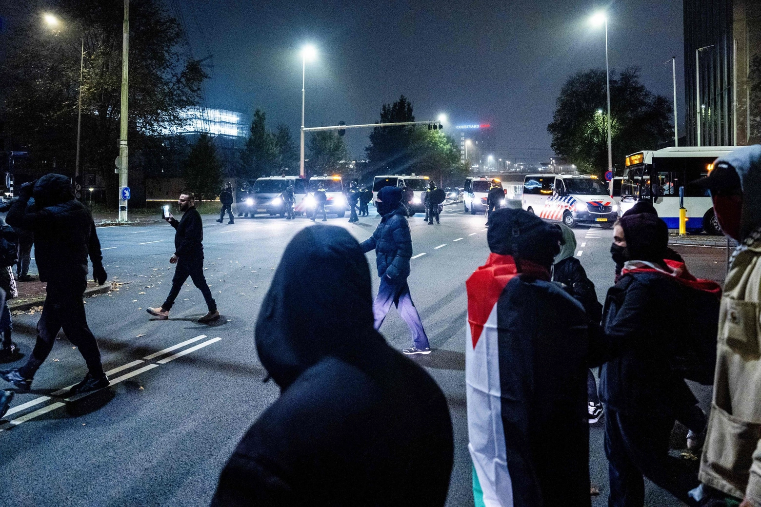 Amsterdam, tifosi con le bandiere della Palestina a caccia dio quelli del Maccabi