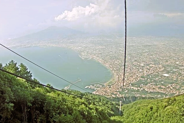 La Funivia che sale sul Monte Faito con la panoramica sul Golfo di Napoli e sul Vesuvio