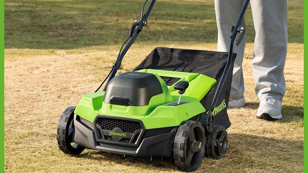 Prato perfetto senza fatica con lo scarificatore a batteria di Greenworks, ora con il 5% di sconto