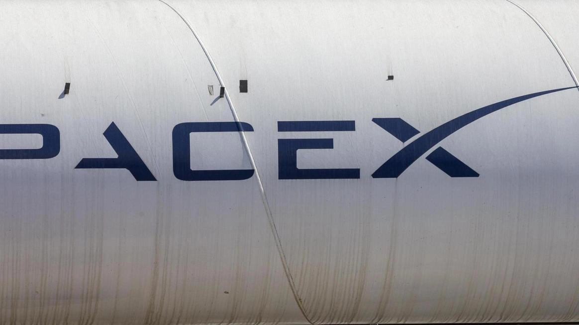 Un incendio nella capsula Starship di SpaceX ha distrutto il veicolo. La FAA ha deviato voli per i detriti della missione.