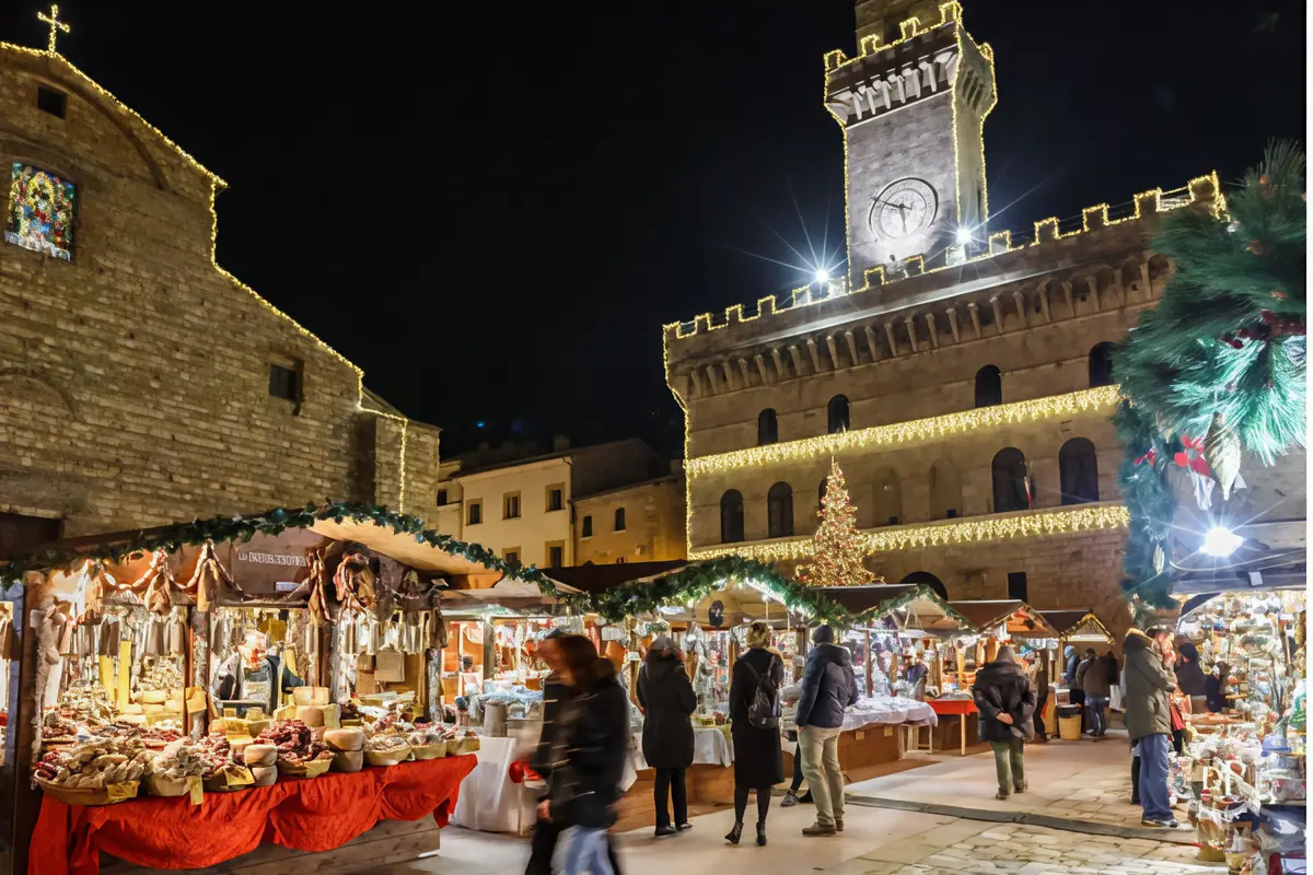 Toscana, Umbria ed Emilia-Romagna si trasformano con illuminazioni speciali e mercatini in stile ‘alpino’. Un’esplosione di colori per la gioia di grandi e piccini