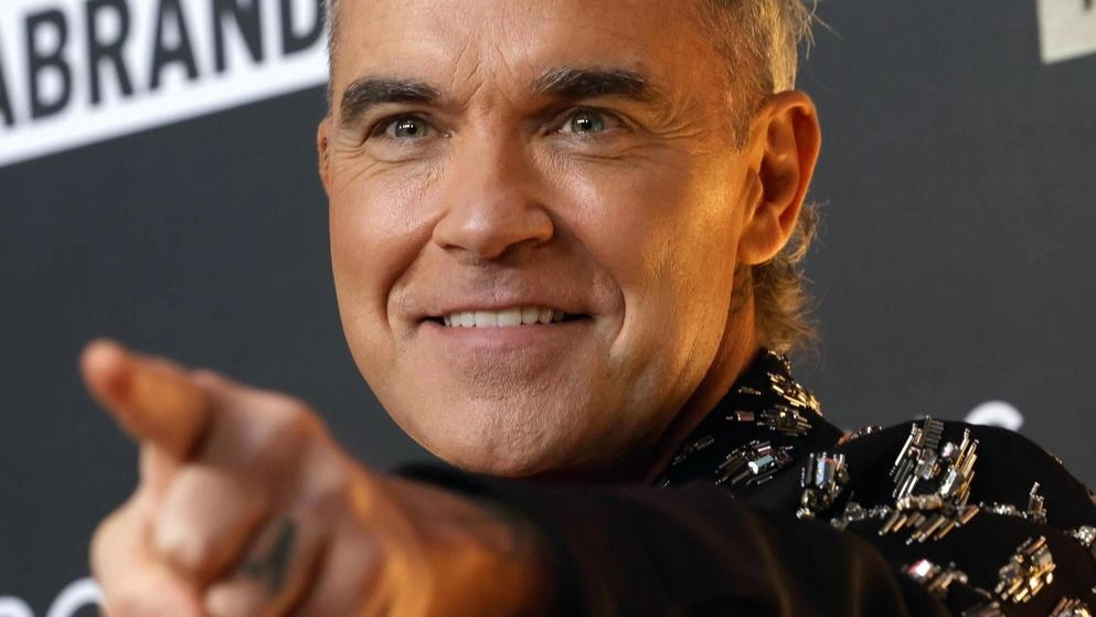 Il film 'Better Man' racconta la vita di Robbie Williams, interpretato come una scimmia, tra successo, caduta e rinascita.