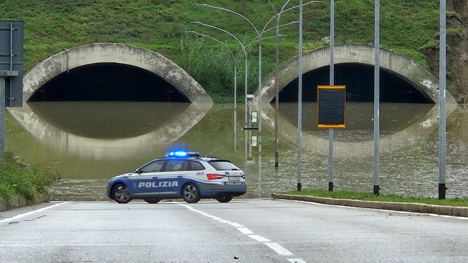 Bologna, l'allagamento dei tunnel nei pressi dell'ospedale Maggiore (foto Ansa)